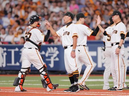 　ヤクルトに連勝し、ナインを迎える阿部監督（中央）