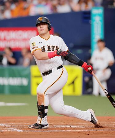 　８回、空振り三振に倒れた岡本