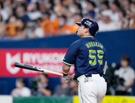 　８回、村上が中越えに本塁打を放つ