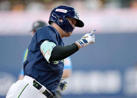 　８回、本塁打を放ち三塁を回る村上