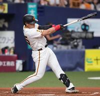 　１回、岡本は左前に適時打を放つ（撮影・坂部計介）