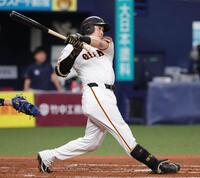 　１回、泉口は右中間に２点適時三塁打を放つ（撮影・坂部計介）