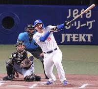 　６回、左翼スタンドへソロを放つ石川昂（撮影・立川洋一郎）