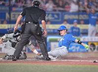 　７回、山県の左越え二塁打で一塁からホームに滑り込むがタッチアウトとなる清宮幸（右）。捕手・佐藤（撮影・開出牧）