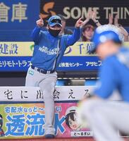 　７回、山県の左越え二塁打で一塁からホームに滑り込んだ清宮幸（手前）のアウトの判定を巡ってリクエストを要求する新庄監督（撮影・開出牧）