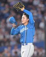 　１回、西川に先制の右前適時打を打たれ汗をぬぐう先発・柴田（撮影・開出牧）