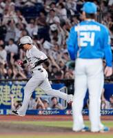 　４回、勝ち越しソロを放った藤岡。手前は金村