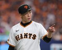 　５回を投げ終えた森田は笑顔でベンチに戻る（撮影・坂部計介）