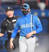 　４回、投手交代を告げた新庄監督（撮影・開出牧）