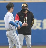　試合前の練習で石井（左）と言葉を交わす新庄監督（撮影・開出牧）