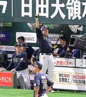　６回、本塁打を放ちベンチ前でポーズを決める杉本