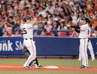 　４回、適時打を放ち喜ぶ岡本（左）