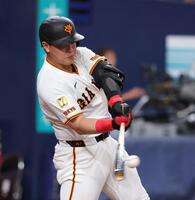 　４回、岡本は中前に適時打を放つ（撮影・坂部計介）