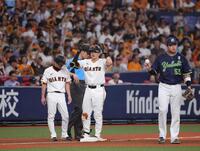 　１回、泉口は右中間に２点適時三塁打を放ち、ベンチに向かってポーズをとる（右は村上）＝撮影・坂部計介