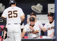 　１回裏、吉川の適時打で生還した岡本（手前）を迎える阿部監督ら