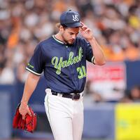 　１回に４点を先制され、肩を落とすランバート