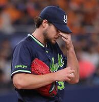 　初回に４失点と大乱調のランバートは汗を拭う（撮影・坂部計介）