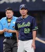 　７回表を終え、選手交代を告げる高津監督