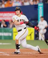 　８回、空振り三振に倒れた岡本