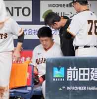 　８回の打席で空振り三振に倒れた後、交代となった岡本