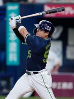 　８回、村上が中越えに本塁打を放つ