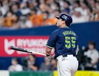 　８回、村上が中越えに本塁打を放つ