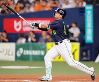 　８回、ソロ本塁打を放つ村上