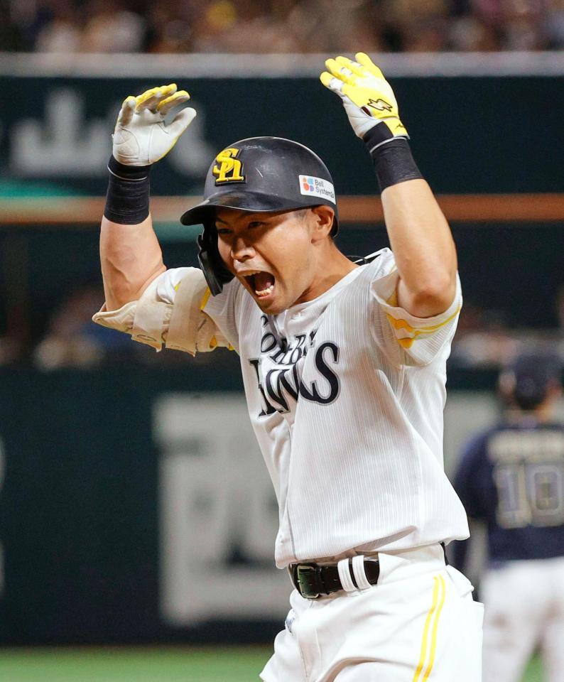 　７回、同点打を放ち雄たけびを上げる中村