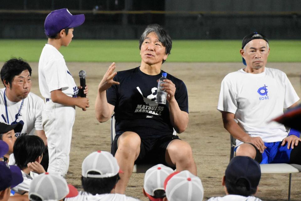 　野球教室で子どもからの質問に答える松井秀喜氏。右はイチロー氏