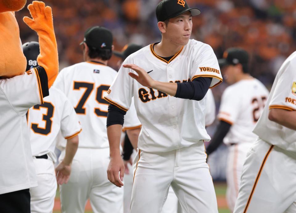 勝利投手となり、タッチをかわす戸郷（撮影・坂部計介）