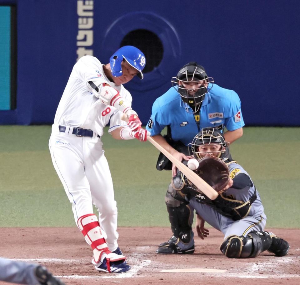 ７回、中前へ２点適時打を放つ代打・大島（撮影・立川洋一郎）