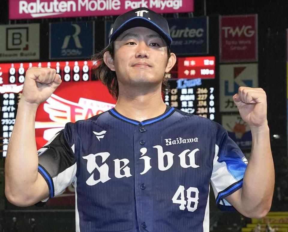 　２試合連続完封で９勝目を挙げ、ガッツポーズする今井