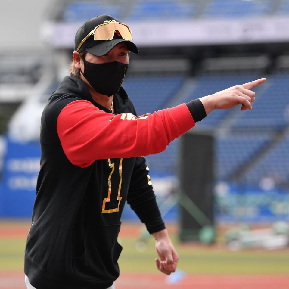 　試合前、報道陣と談笑する新庄監督（撮影・開出牧）