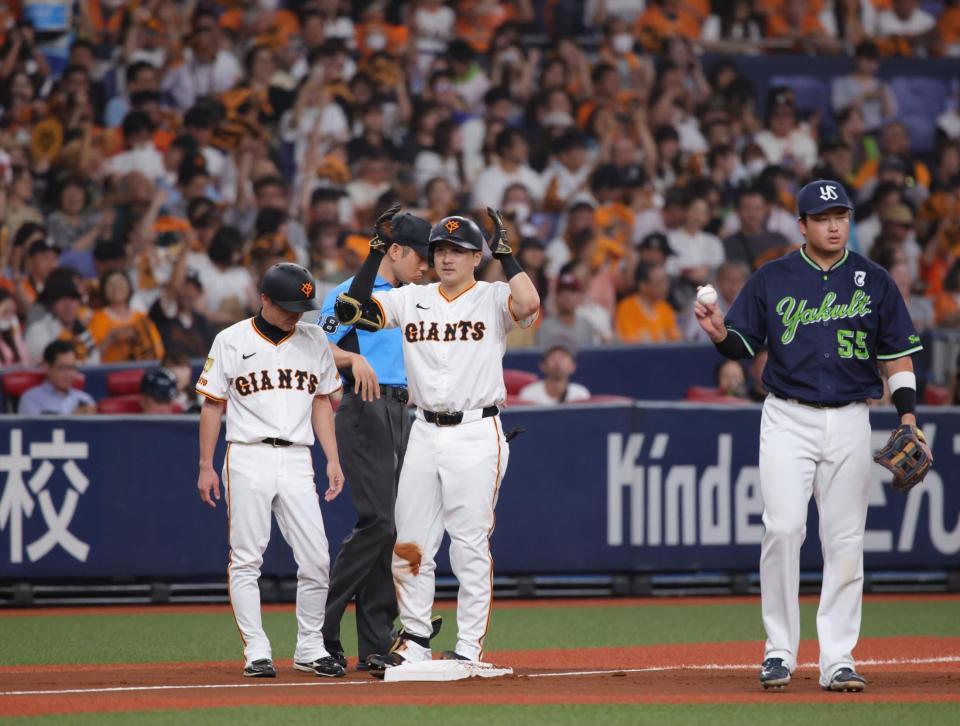 　１回、泉口は右中間に２点適時三塁打を放ち、ベンチに向かってポーズをとる（右は村上）＝撮影・坂部計介