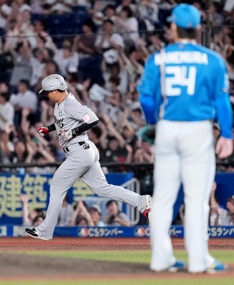 　４回、勝ち越しソロを放った藤岡。手前は金村