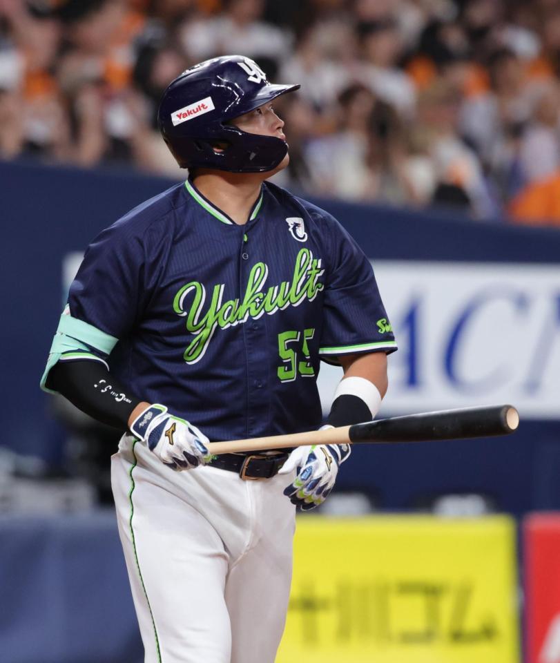 　８回、村上は中越えに本塁打を放つ（撮影・坂部計介）