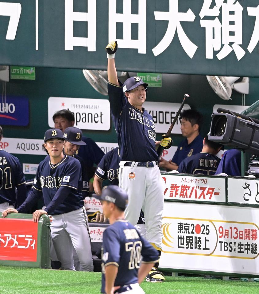 　６回、本塁打を放ちベンチ前でポーズを決める杉本