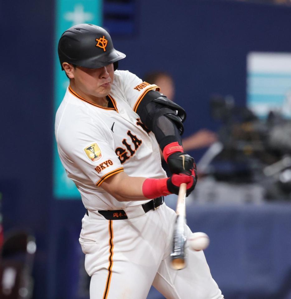 　４回、岡本は中前に適時打を放つ（撮影・坂部計介）