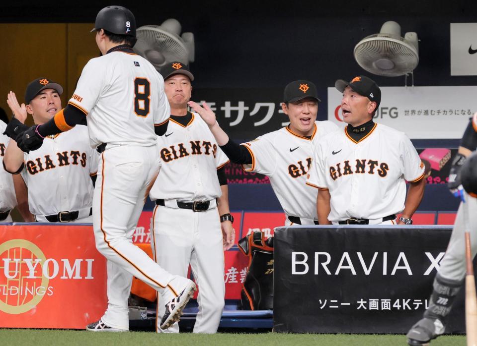 　４回、岡本の適時打で生還した丸（手前）を迎える阿部監督（右）