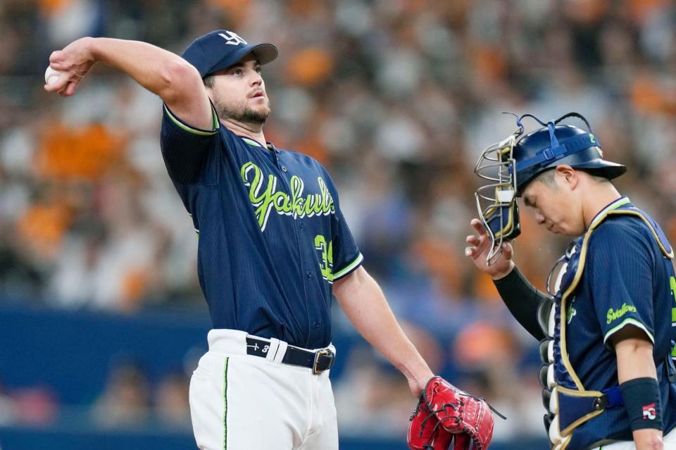 　１回、岡本に適時二塁打を許し、さえない表情のランバート（左）と古賀のバッテリー