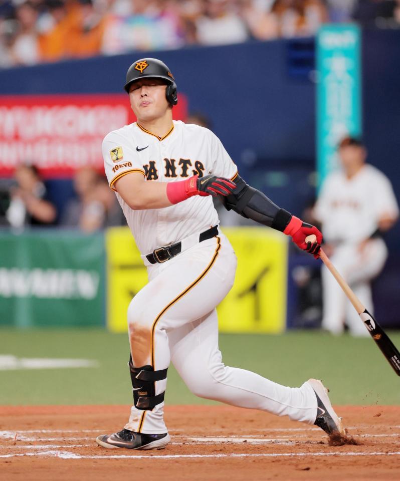 　８回、空振り三振に倒れた岡本