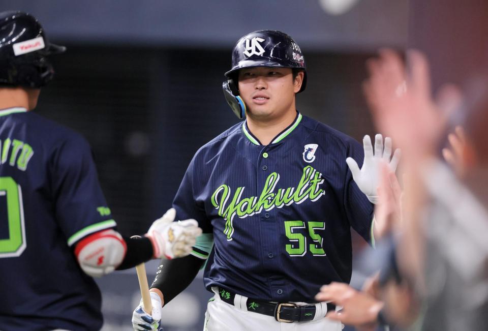 　８回、ソロ本塁打を放ちベンチで迎えられる村上