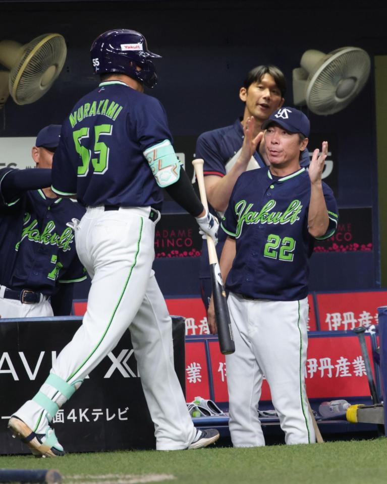 　８回、村上は中越えに本塁打を放ち、ベンチで高津監督に迎えられる（撮影・坂部計介）