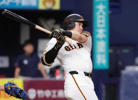 　１回、先制の２点適時三塁打を放つ泉口（撮影・坂部計介）