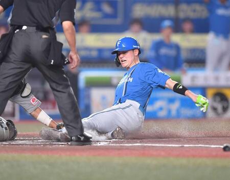 　７回、山縣秀の左越え二塁打でホームを狙うもアウトとなる清宮幸（撮影・開出牧）