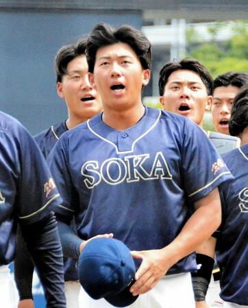 　試合後、スタンドにあいさつする創価大・立石