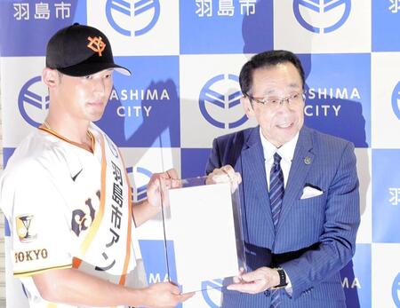 　羽島市アンバサダーに就任した巨人の吉川（左）に委嘱状を手渡す松井市長