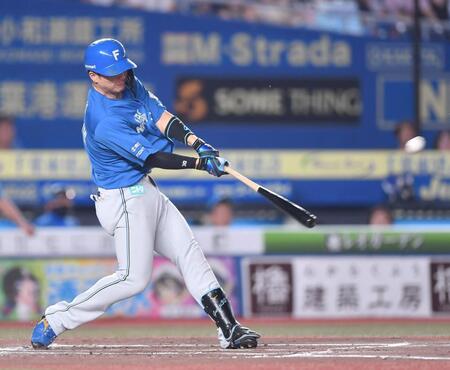 　２回、先制の左越えソロを放つ郡司（撮影・開出牧）