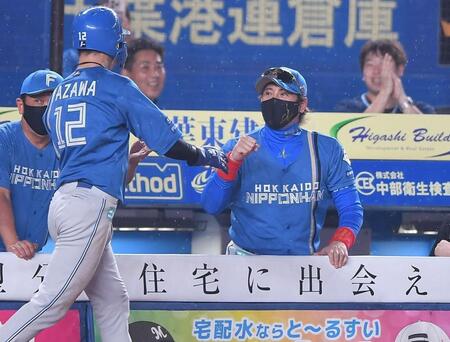 　３回、郡司の中越え２点適時二塁打で生還した矢沢（左）とグータッチを交わす新庄監督（撮影・開出牧）