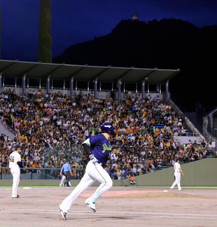 　１回、先制２ランを放った村上（手前）。左は又木、奥は岐阜城